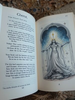 Pessoa lendo um livro sobre projeção astral com luz azul etérea iluminando as páginas.